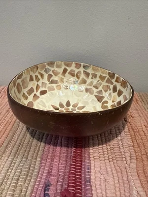 Cuencos con cáscara de coco mesa decoración cuencos para servir con flor como está Foto 1 de 4