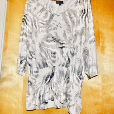 Top Bastante Brillante Dressbarn Plateado Brillante Estampado Animal con Brillo Talla L/XL Foto 1 de 4