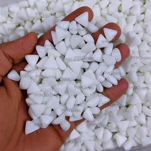 Lote de 15 piedras preciosas cabujón con forma de triángulo coral blanco Moonga sintéticas 12-15 mm - Imagen 1 de 6