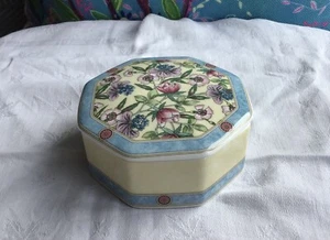 WEDGEWOOD BONE CHINA OCTAGON SMALL TRINKET  DISH with LID "SARAH" - Picture 1 of 5