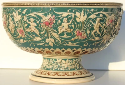 GRANDE COUPE ANCIENNE EN FAIENCE EMAILLEE AUX MOTIFS D'ANGELOTS - D. 38 cm - Photo 1/4