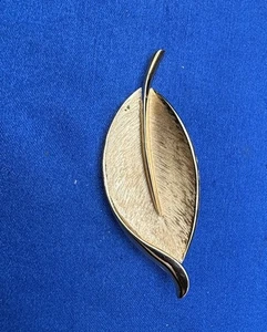 Broche prendedor vintage firmado Trifari con textura cepillado tono dorado hoja C1253 - Imagen 1 de 4