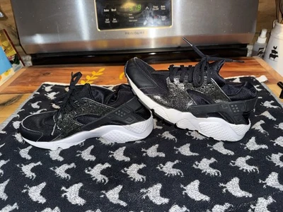 Tênis Nike Huarache Run SE preto branco sola brilhante prata lateral tamanho 6 juvenil - Imagem 1 de 4