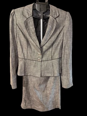 Conjunto de traje blazer y falda peplum texturizado mercado negro de 2 piezas de la Casa Blanca 10/8 Foto 1 de 4