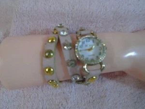 Reloj de cuarzo Geneva claro rosa gamuza con correa dorados puntos y diamantes de imitación - Imagen 1 de 6
