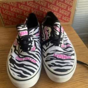 Ladies Vans Size 5.5 Bnib Black White Purple - Picture 1 of 12