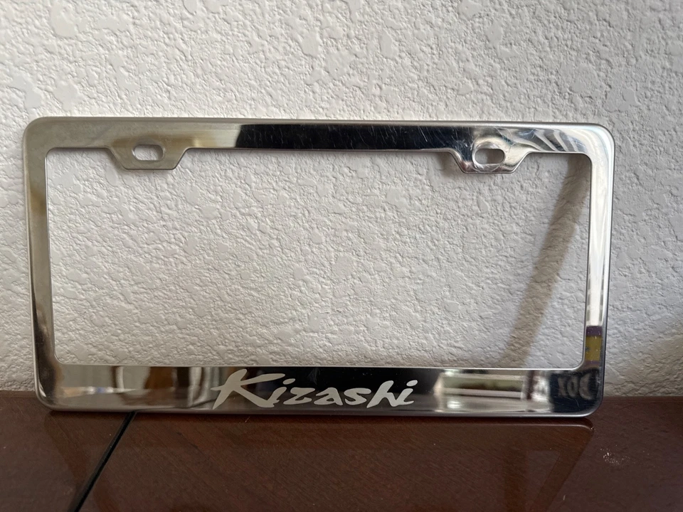 Marco de matrícula cromado con tapas Suzuki Kizashi Foto 1 de 2