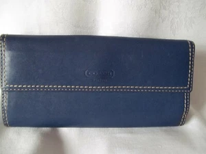 Billetera de chequera de cuero Coach azul con interior azul claro tamaño completo - Imagen 1 de 9