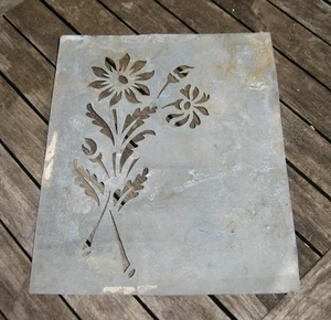 Ancien Pochoir en Zinc motif fleurs Floral 30 x 25 cm - Photo 1/3