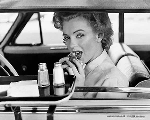 IMPRESIÓN ARTÍSTICA Marilyn Monroe at the Drive-In 1952 Philippe Halsman - Imagen 1 de 1