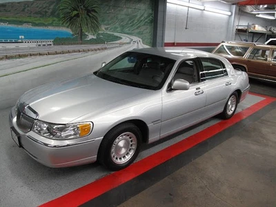 2002 Lincoln Town Car Executive - Image 1 of 4