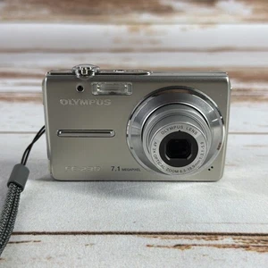 Cámara digital Olympus FE-230 7,1 MP plateada - piezas/reparación pantalla negra - Imagen 1 de 5