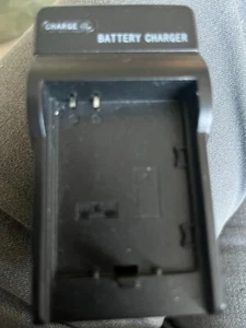 Video/Digital Camera Travel Charger Input 100V-240V 50-60hz Output DC 4.2V 600mA - Bild 1 von 5