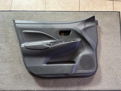 Cubierta de moldura de panel de puerta delantera izquierda Nissan Versa 2020-2023 OEM 80901-5EF0A Foto 1 de 4