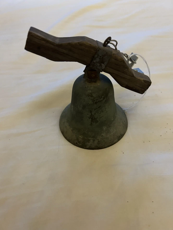 Antigua campana marítima niebla bronce con brazo oscilante de madera y pátina de agua salada-leer Foto 1 de 4