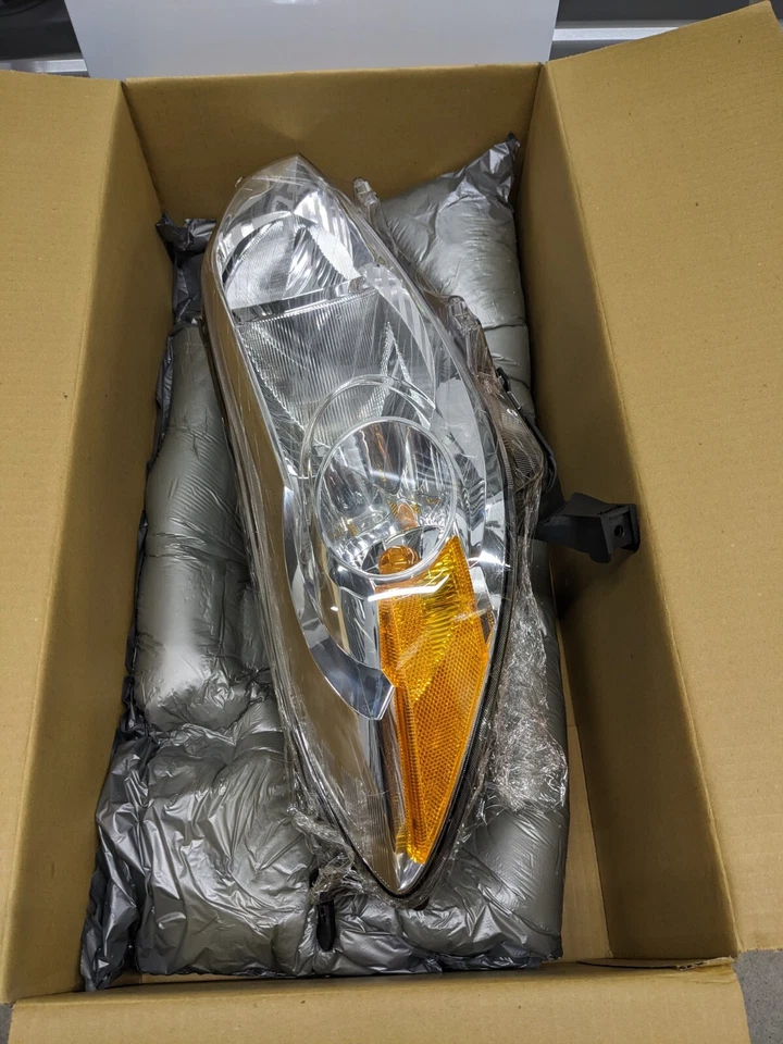 TYC 20-9003-00 RH Headlight for Toyota Matrix 09-12 NEW Foto 1 de 4