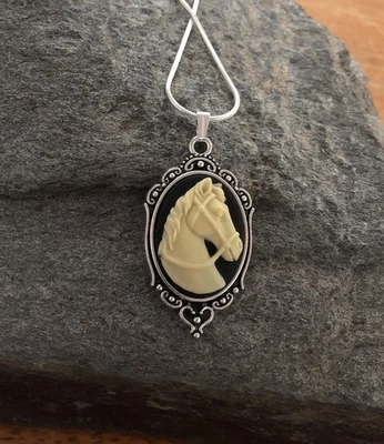 Collar camafeo cabeza de caballo crema tostado/negro colgante de colección, cadena de plata de ley 925 Foto 1 de 4