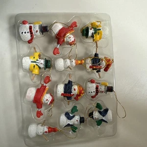 "Juego de 12 mini adornos de muñeco de nieve 1,5"" estatuillas de resina vacaciones Navidad nuevas en caja" - Imagen 1 de 6