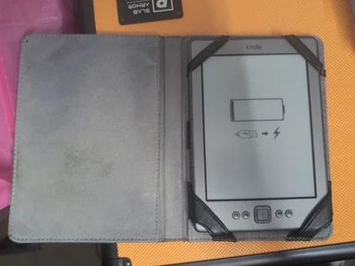 Amazon Kindle 4th Gen D1100 w/ M-Edge Protective Case Cover Jacket Black Bundle - Image 1 of 4