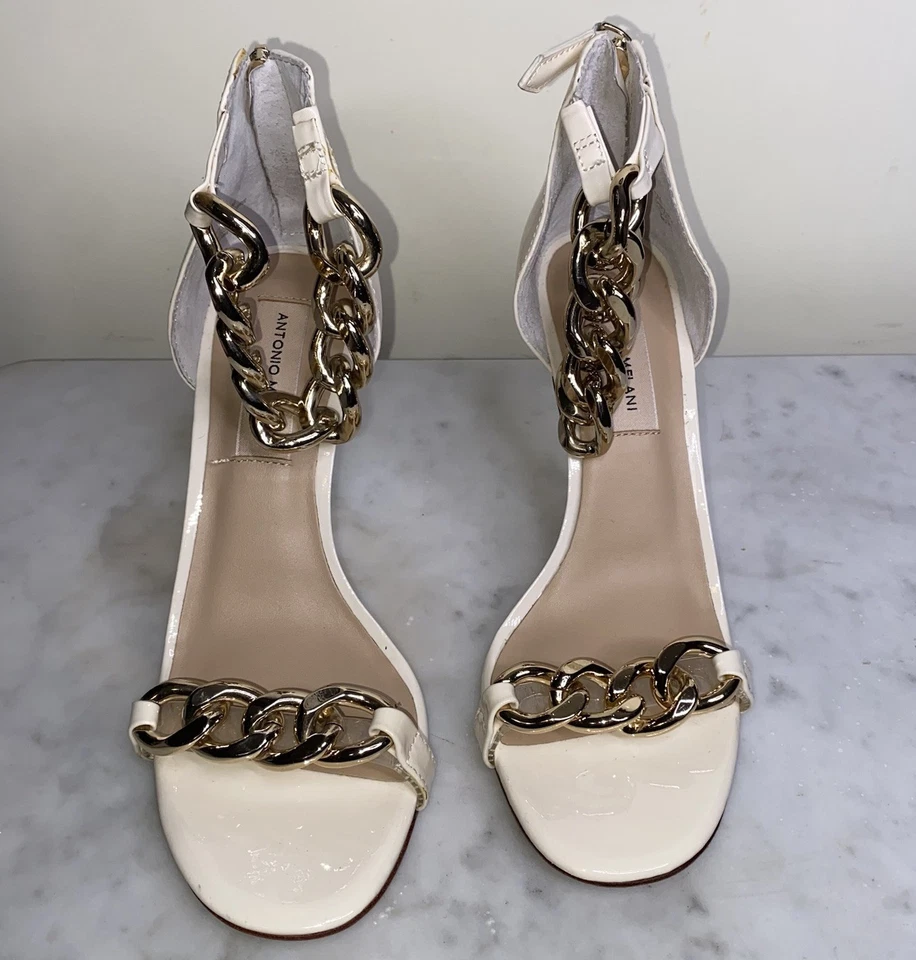 Tacones Antonio Melani Carolitta charol crema talla 7 1/2 con cadenas doradas Foto 1 de 4
