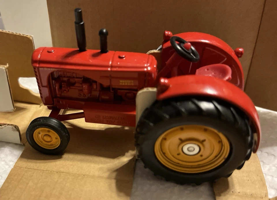 ERTL SCALE MASSEY-HARRIS 55 DIESEL TRACTOR 1992 NATIONAL FARM TOY SHOW 1/43 - Image 1 of 4