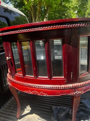 Mesa de exhibición con bandeja ovalada de caoba Foto 1 de 4