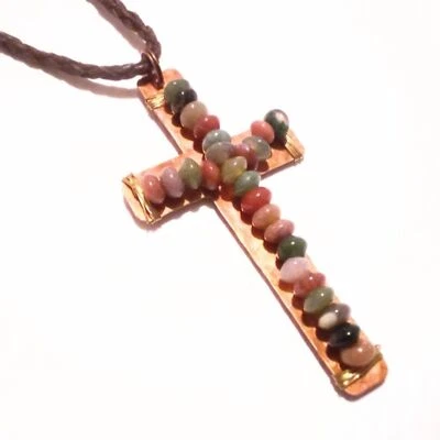Colar de cordão de cobre e pedra preciosa martelado cruz em couro - Imagem 1 de 4