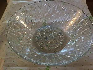Pressed glass serving bowl - Picture 1 of 3
