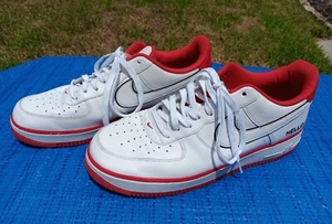Nike Urbanstar x Air Force 1 - '07 LX HELLO Blanco Universidad Rojo Zapatos - Talla 12 - Imagen 1 de 13