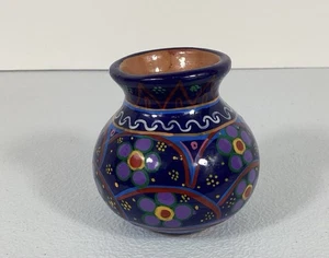 Jarrón de 3” de terracota de cerámica de arte popular mexicano pintado a mano con patrón floral - Imagen 1 de 10