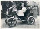 1909 New York Mrs Schnek Returned From Shopping With Flowered Hat Press Photo