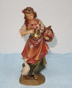 Mujer con cesta de flores y ganso, 25 cm, barnizado de color, tallado, Tirol del Sur - Imagen 1 de 6