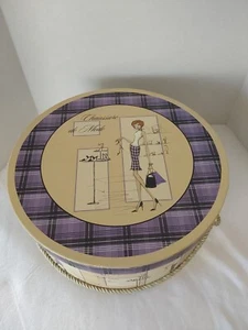 T.A.R. Designs Runde Hutschachtel mit Seilgriff 2005 Dame mit Schuhen 15" L x 7" H - Bild 1 von 5