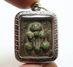 CIONDOLO ANTICO PHRA PIDTA GRADUK PHII VERDE AMULETO 1942 OCCHI CHIUSI BUDDHA THAI - Foto 1 di 7