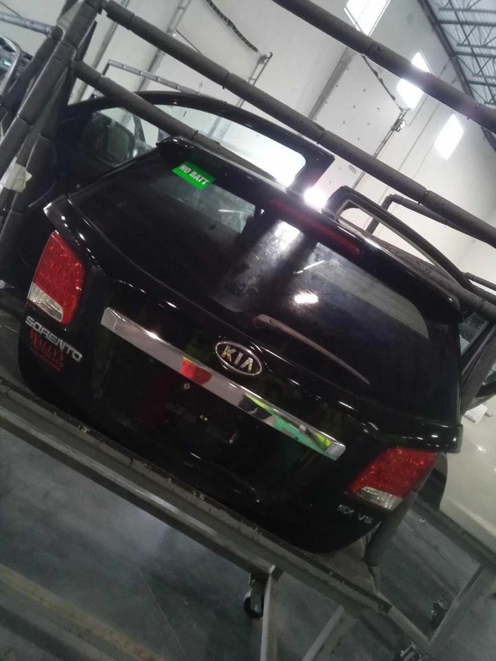 Used Deck Lid fits: 2013 Kia Sorento w/spoiler w/LED lamps Grade A — 第 1/3 张图片