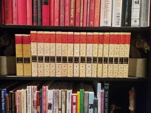 Vintage Funk and Wagnalls Standard Reference Encyclopedia Yearbook, Inszenierung - Bild 1 von 9