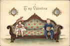 Saint Valentin petit garçon et fille sur canapé canapé antique c1910 carte postale vintage