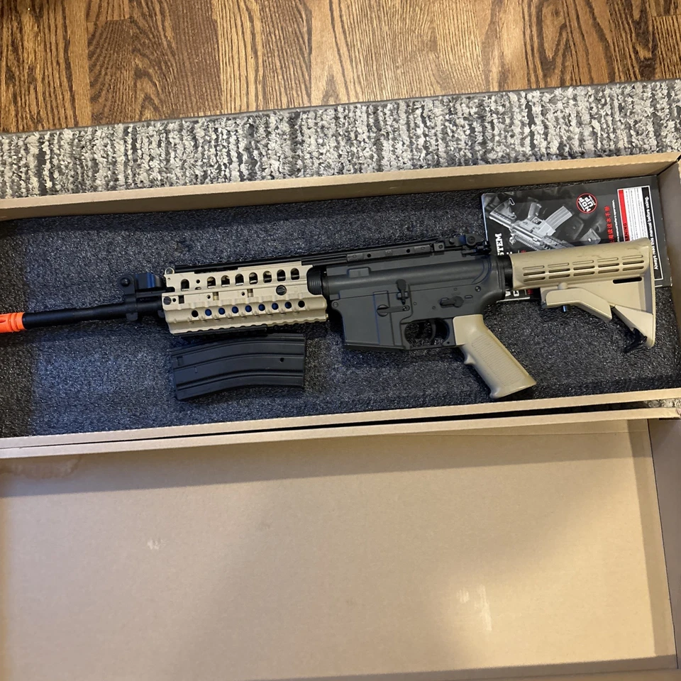 金鹰 M4SS 气动软步枪电池和一本弹匣 — 第 1/4 张图片