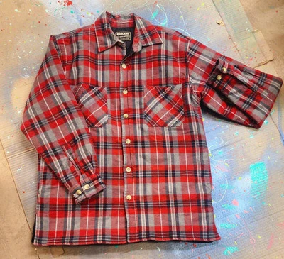 Abrigo acolchado Highland Outfitters rojo brillante de franela a cuadros con botones para hombre mediano Foto 1 de 4