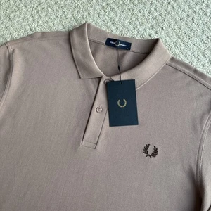 Camisa Polo Fred Perry Lisa Manga Larga Rosa Oscuro Para Hombre Talla XL Extra Grande Nueva con Etiquetas - Imagen 1 de 16