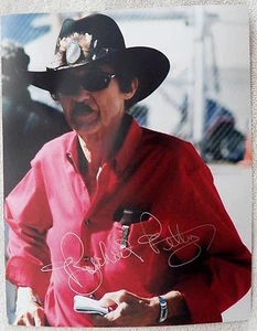 Foto Firmada Richard Petty 8x10 del Rey al Salón de la Fama de Nascar - Imagen 1 de 1