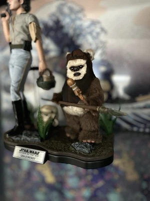 Figuras 1:6 Hot Toys MMS551 Star Wars Leia & Wicket + soporte de exhibición personalizado Foto 1 de 4