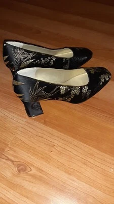 ANN MARINO Vintage Black & Gold Silk Embroidered Square Toe Pumps  Size 6 .5  - Image 1 of 4