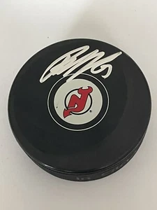 Disco de hockey autografiado por Jesper Bratt firmado por Nueva Jersey New Jersey Devils b - Imagen 1 de 1