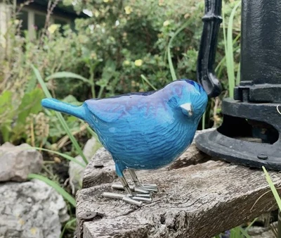 Ornamento de jardim de pássaros azul vibrante alumínio comércio justo 12,5 cm decoração externa - Imagem 1 de 4