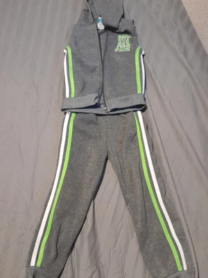 Pantalones deportivos y chaleco con capucha y cremallera 2 piezas para niños 4T Tuff Guys Foto 1 de 4