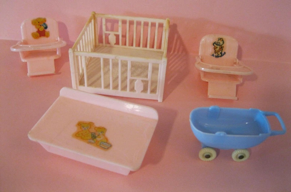 Lote de piezas TLC CASA DE MUÑECAS RENWAL AÑOS 50 BEBÉ GUARDERÍA SILLA ALTA BAÑISTA COCHECITO BOLÍGRAFO Foto 1 de 1