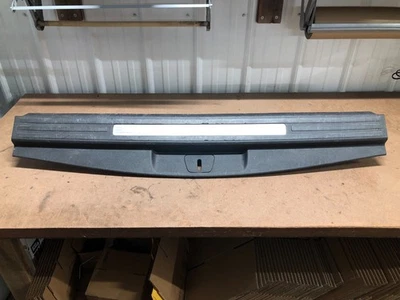 2007-2014 CADILLAC ЭСКАЛЕЙД ЗАДНИЙ БАГАЖНИК ЗАДНЯЯ ДВЕРЬ ПОРОГ ПОТЕРТОСТИ ОТДЕЛКА OEM ЧЕРНЫЙ - Изображение 1 из 4