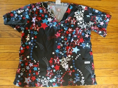 Blusa Médica UA - Para Mujer Negra con Patrones de Estrellas Rojas/Blancas/Azules Medianas.  Foto 1 de 4
