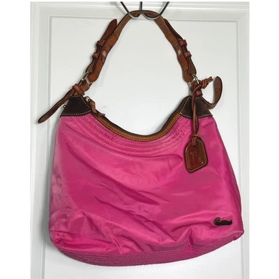Bolso de hombro Hobo Dooney & Bourke rosa de nailon con adornos de cuero Foto 1 de 4